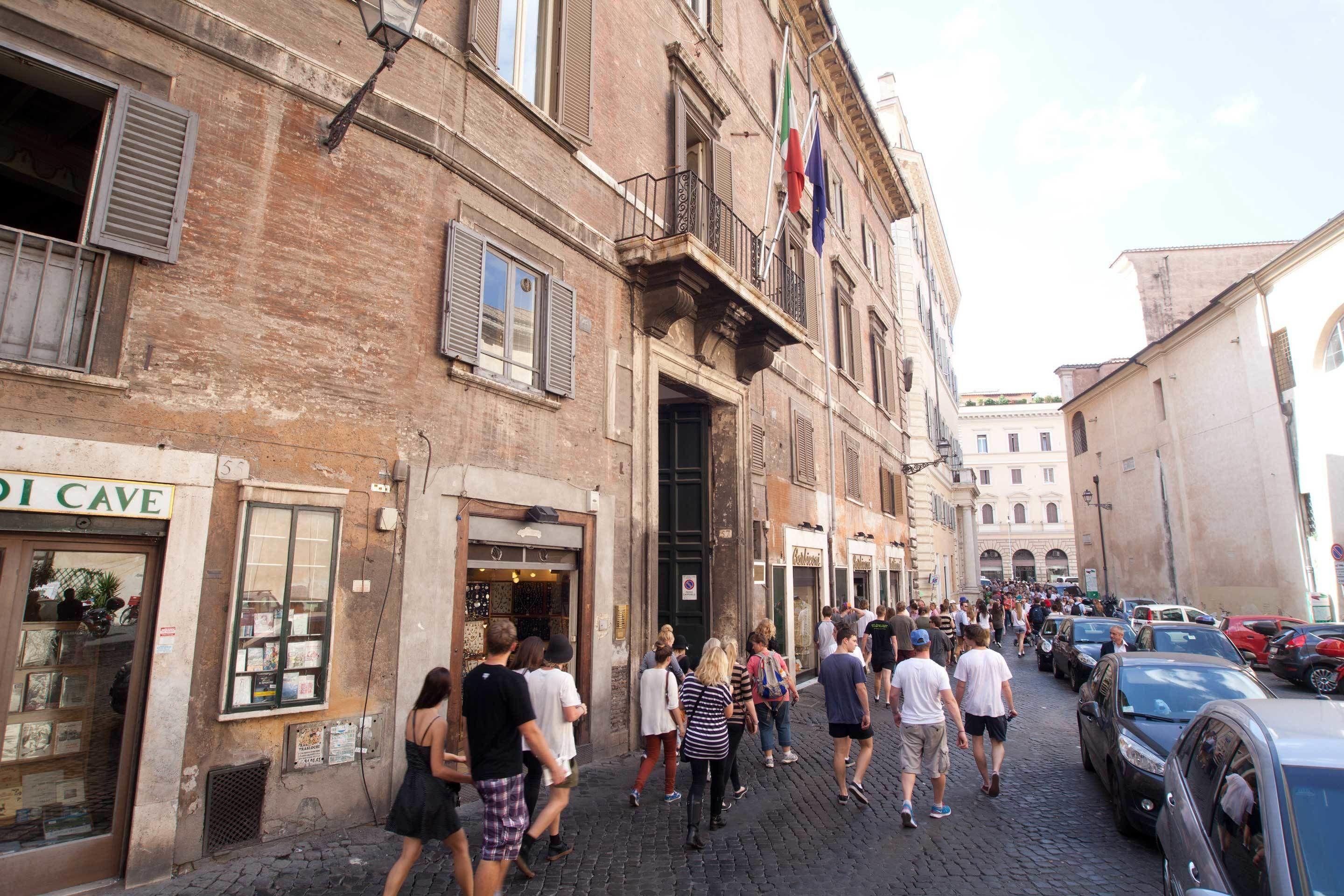 Pantheon Inn — Foto 1